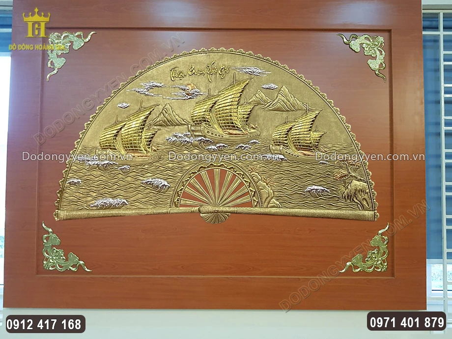 Tranh quạt thuyền buồm được treo trong không gian làm việc